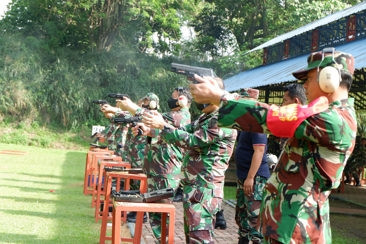 Perwira Lanud Sulaiman Latihan Menembak